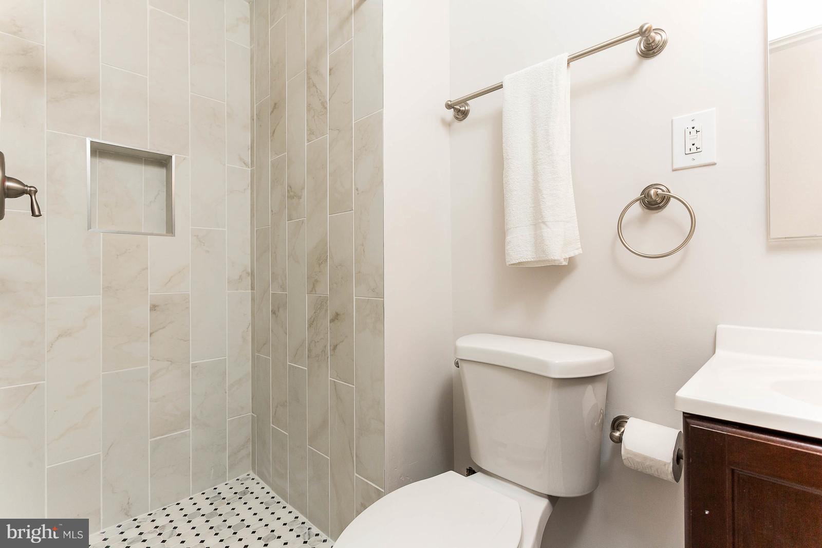 BROYHILLS MCLEAN ESTATES - Residential Lease