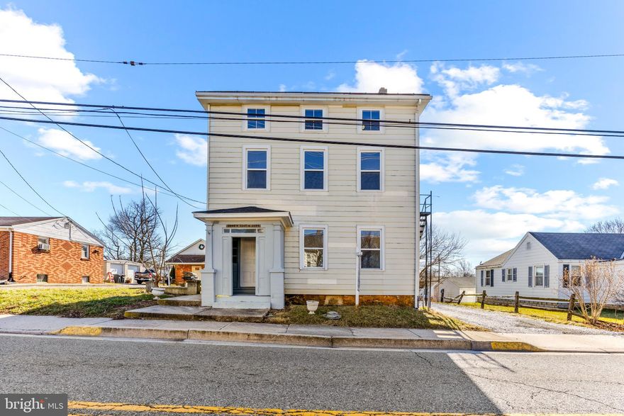 CASH FLOWING INVESTMENT OPPORTUNITY:

A three-unit colonial house conveniently located in Manchester. Plenty of off-street parking and shared shed 

Unit 1: 2 bed, 1 Full Bath

Unit 2: 2 bed, 1 Full Bath

Unit 3: 3 Bedroom, 1 Full Bath. New appliances in all units

All three units are currently vacant and have been recently renovated with new flooring, paint, appliances and baths.

Projected rent numbers
1st floor - 1250
2nd floor - 1500
3rd floor - 1250

Ready to rent! Add this one to your portfolio.