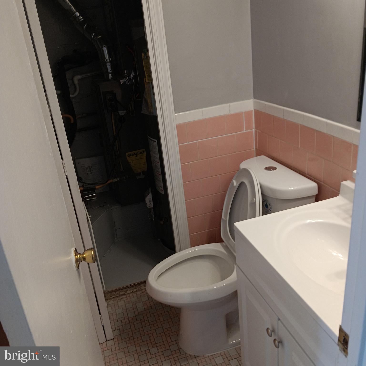 OLD TOWNE VILLAGE CONDOMINIUMS - Residential Lease