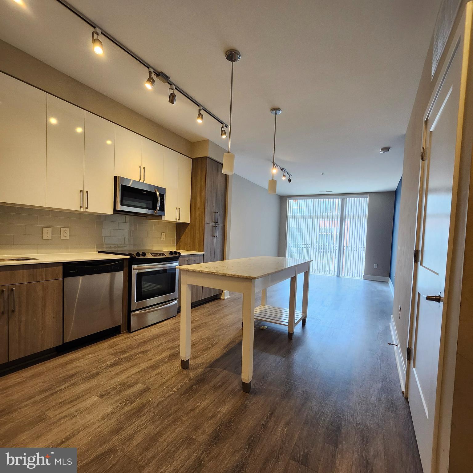 Live Your Best Life at The Haven in National Harbor!
Welcome to this 1-bedroom, 1-bath condo where luxury and convenience come together. Featuring a spacious bedroom with a walk-in closet, a modern kitchen with quartz countertops, stainless steel appliances, and an in-unit washer and dryer, this home is move-in ready. Step outside to your private patio overlooking a peaceful courtyard—perfect for relaxing.
Enjoy a designated garage parking spot and free access to top-tier amenities including a heated outdoor pool, fitness center, 24/7 concierge, bike storage, and a pet spa. Located minutes from major highways, military bases, and Metro access, you're also steps from shops, restaurants, scenic trails, and the Water Taxi to Old Town, The Wharf, and Georgetown.
This isn’t just a home—it’s a lifestyle. Schedule your tour today!