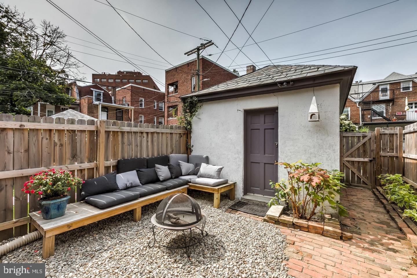 OAKENSHAWE - Residential Lease