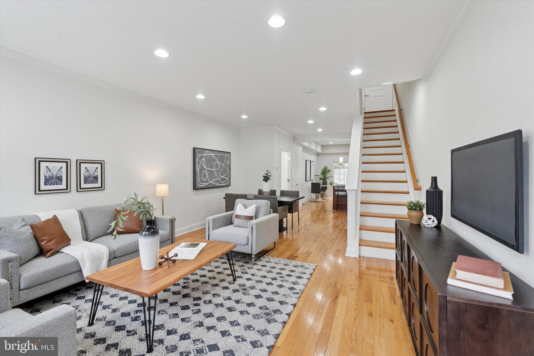 906 S 12TH STREET
