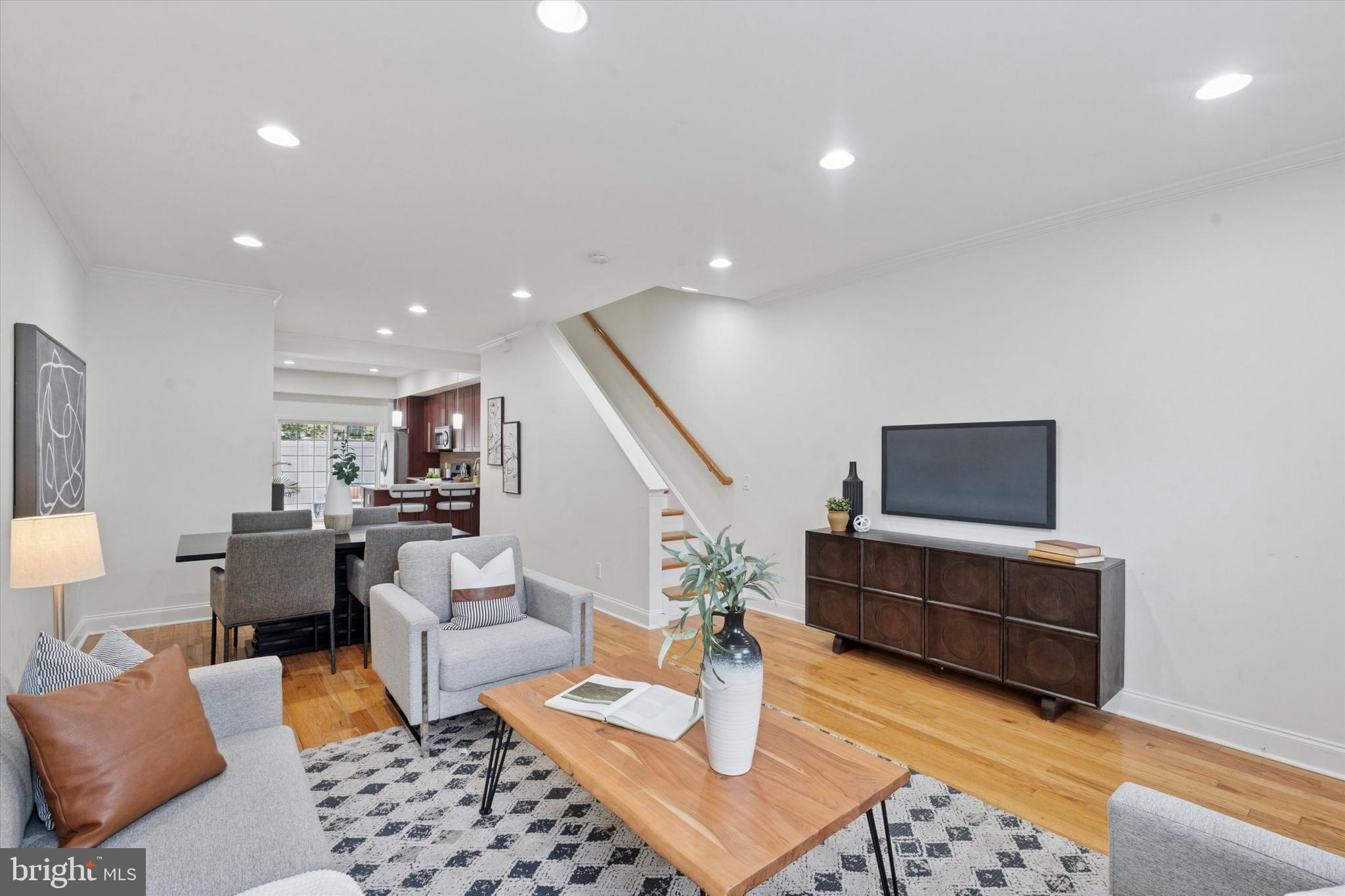 906 S 12TH STREET