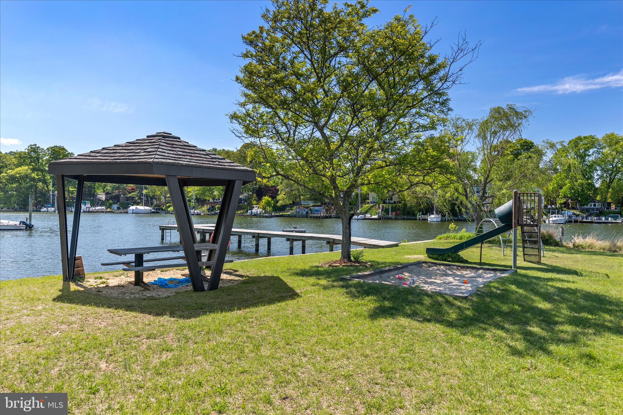 TWIN HARBORS - Residential