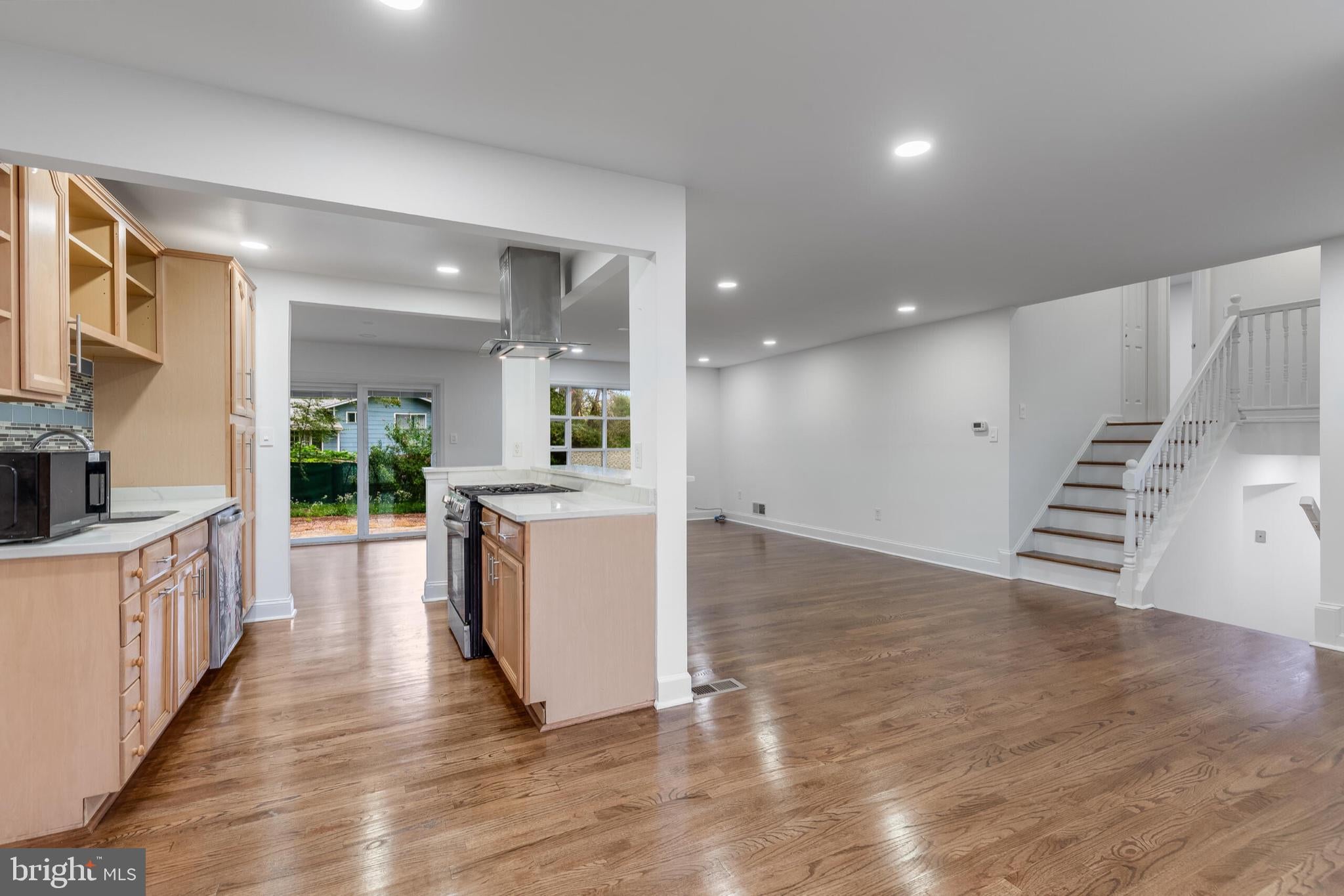 1402 MULLINS STREET