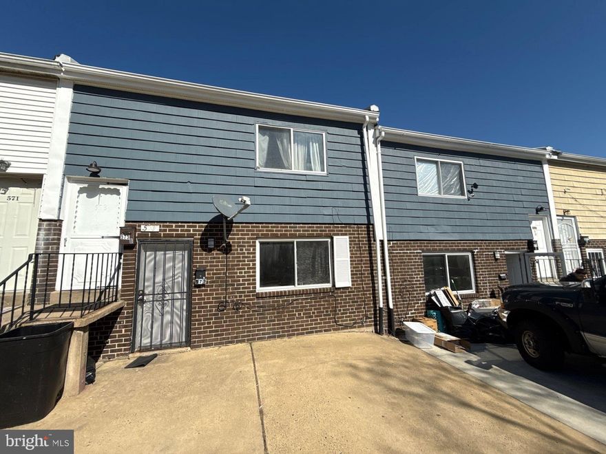 Savvy Investors! This Duplex makes an ideal addition to any investment portfolio. Both units are in excellent condition with many updates. Features main floor laundry, driveway and on street parking.
Don't miss out on this exceptional opportunity to secure a valuable asset!