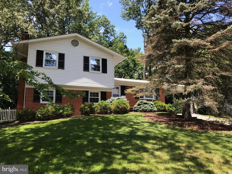 Handsome 4 BR, 3 BA, 3 Lvl Split Level found right in the heart of Vienna/Stonewall Manor! * Large Rooms * House sold in AS-IS condition -- Priced Accordingly! * Beautiful Yard * Top Schools * Sellers Providing a Clean Slate -- Let your imagination loose with this one! * Dunn Loring Metro just a few mins away * Tysons,Town of Vienna, Cool Eateries, Mosaic District, W&OD Trail Close By! * C'mon By!