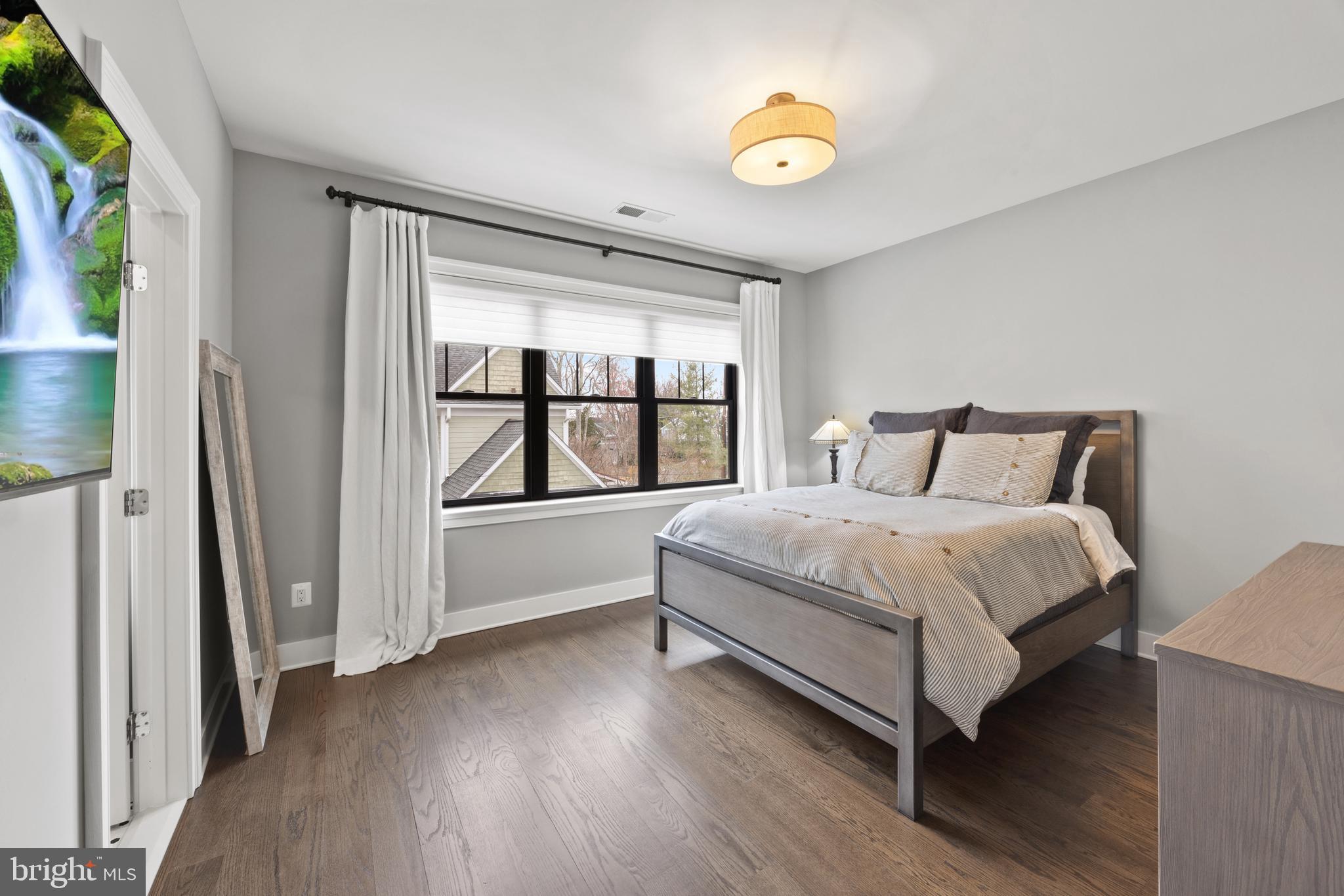 ENGLISH VILLAGE - Residential