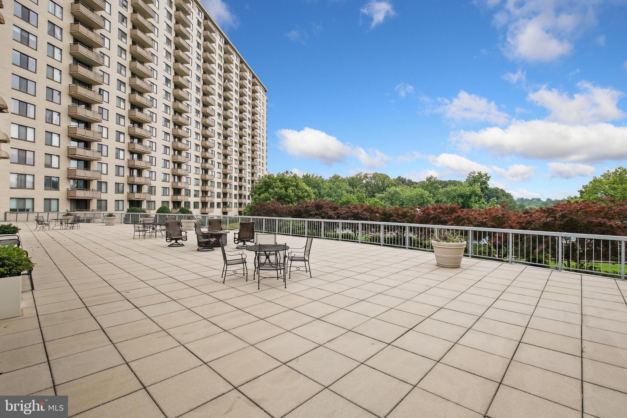 PROMENADE TOWERS - Residential