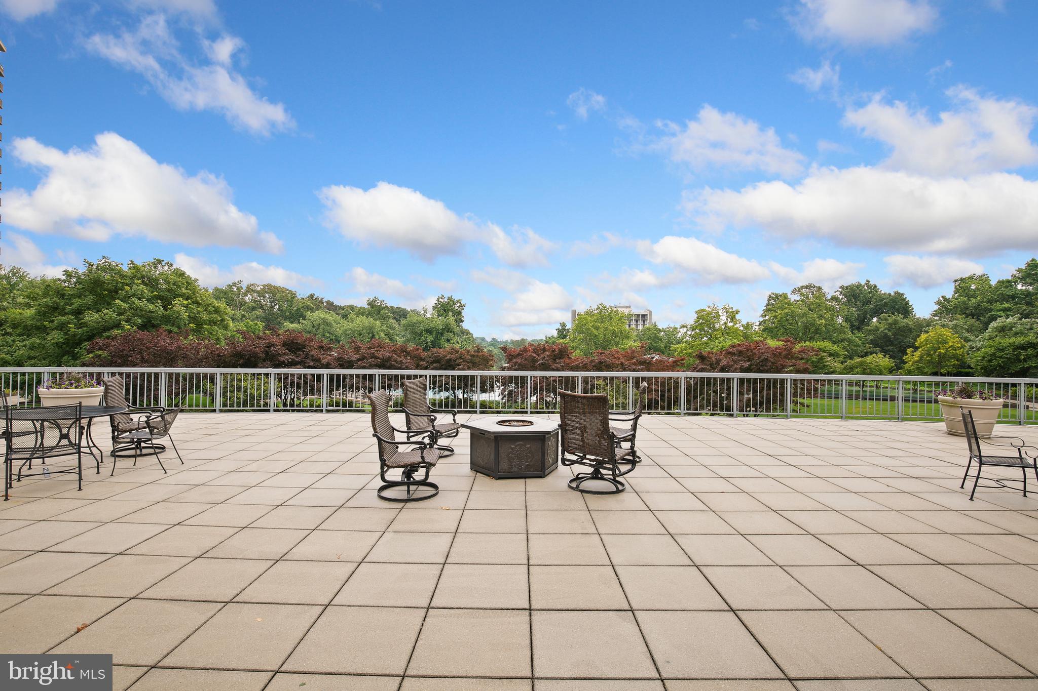 PROMENADE TOWERS - Residential