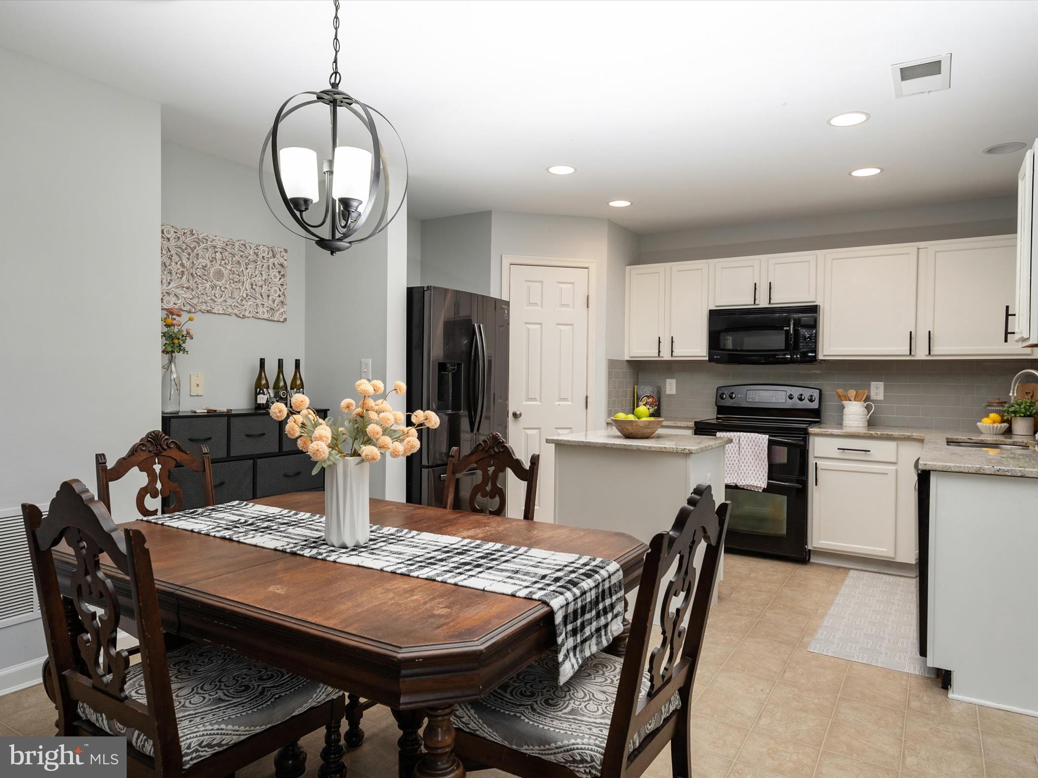 COLONIAL WOODS - Residential