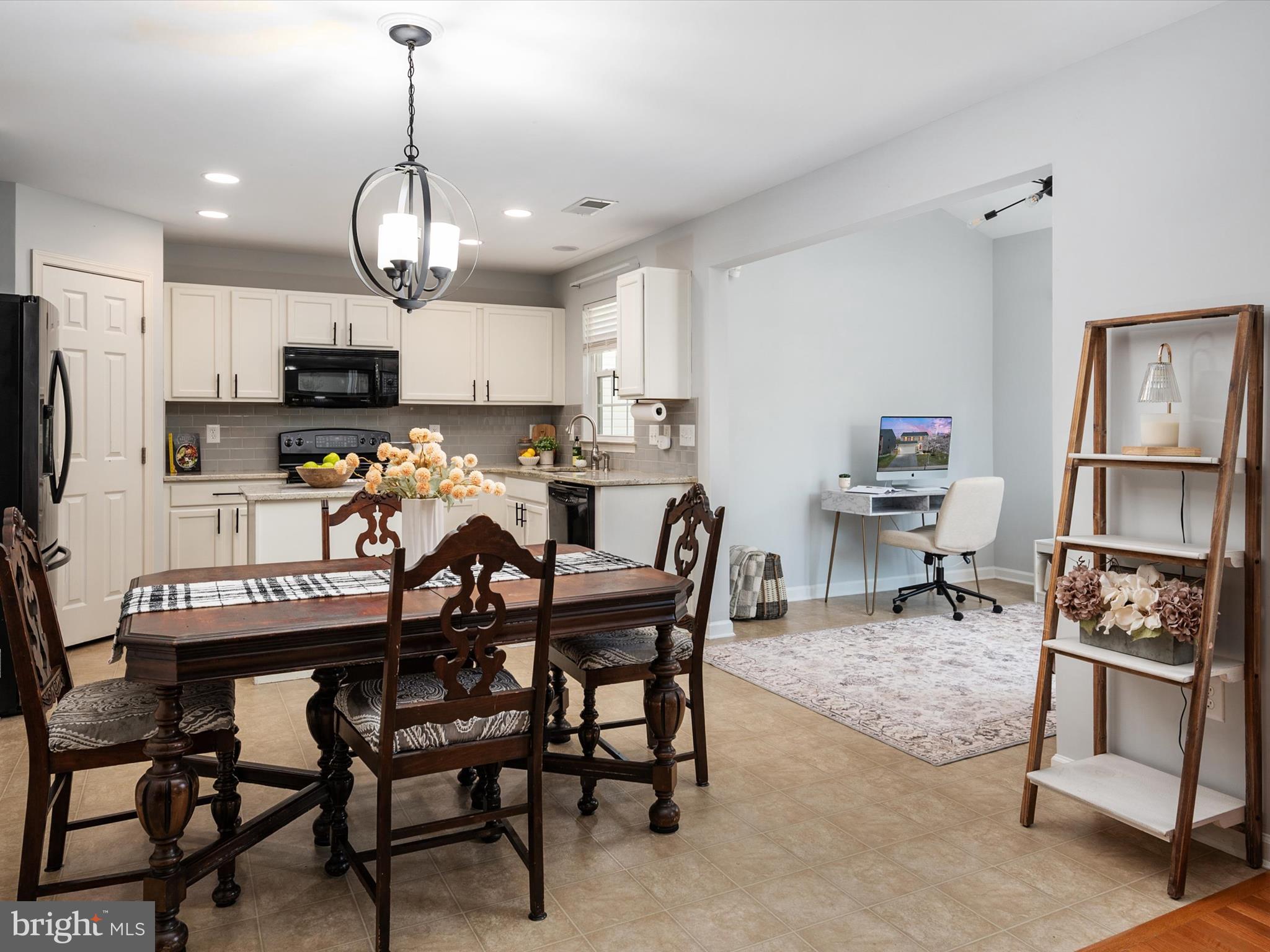 COLONIAL WOODS - Residential