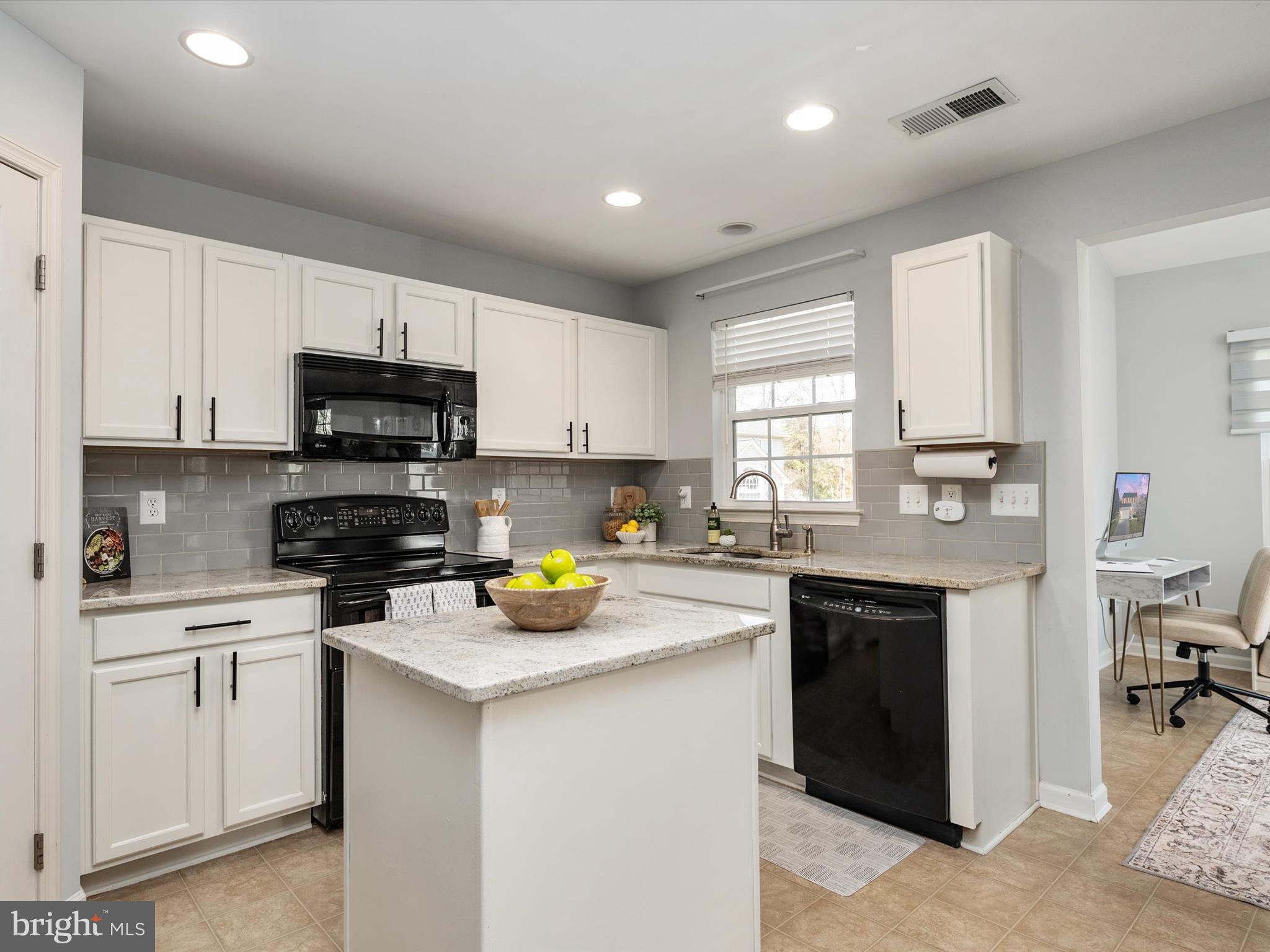 COLONIAL WOODS - Residential