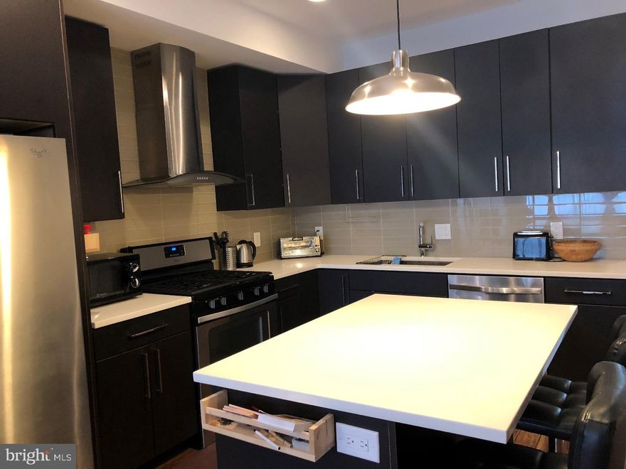 MOTIVATED SELLER ! 2 bedroom 2 bathroom condo in great location along Broad Street. Enter this spacious unit and you will find a large living room and beautiful new modern kitchen. There is also one bedroom and a full bathroom on this level. Down stairs you will find another large bedroom, beautiful bathroom and a bonus living room. Perfect Location! Perfect lay out!