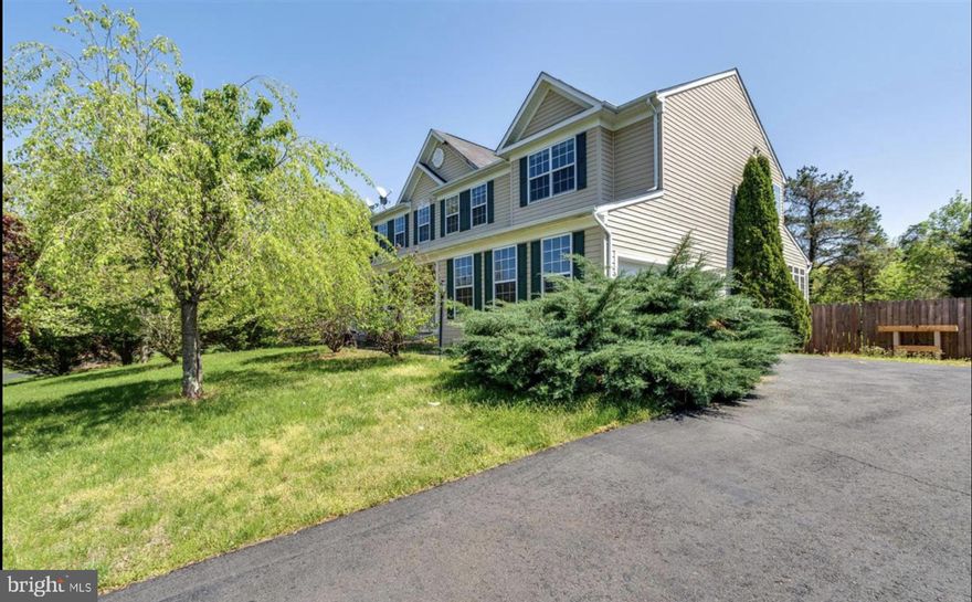 Nice big open floor plan, plenty of space to play in the yard or nearby park and walking paths. House shows well, move in ready.