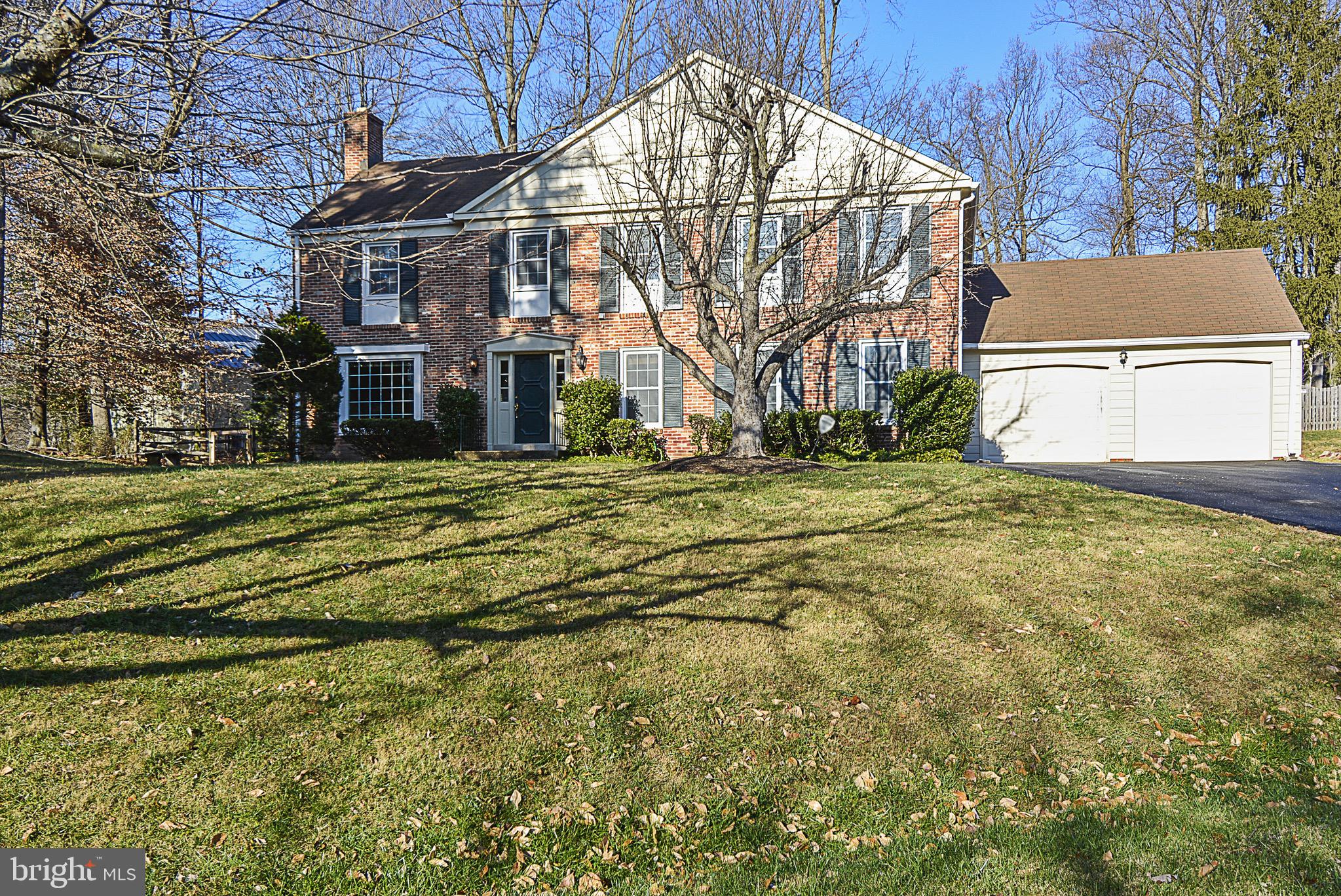 Stunning 4 bed, 4.5 baths, Open Floor Plan, Recessed Lights, New Windows, & MORE -- Potomac home on spacious and private Corner Lot with fenced-in rear yard & 2 car garage. 4 Bedrooms, 4.5 Baths, Hardwood Flooring on main and upper levels, Finished Basement with Recessed lights, full bathroom & Large Storage Area. Renovated kitchen and bathrooms with Granite and Glass Subway Tiles, Octagon Marble Flooring, Bedroom level LAUNDRY ROOM connected to Master Bedroom. Slate patio great for entertaining, home perched high on hill, view of trees from every room, do not miss this opportunity to live in such a great neighborhood super close to Potomac Village Center. Starbucks, Chipotle, River Falls Market, Potomac Pizza, Five Guys, Potomac Grocer, Restaurants, Grocery Store, Banks, DC, VA & Great Falls!
PETS WELCOME! (ACCEPTED CASE BY CASE)