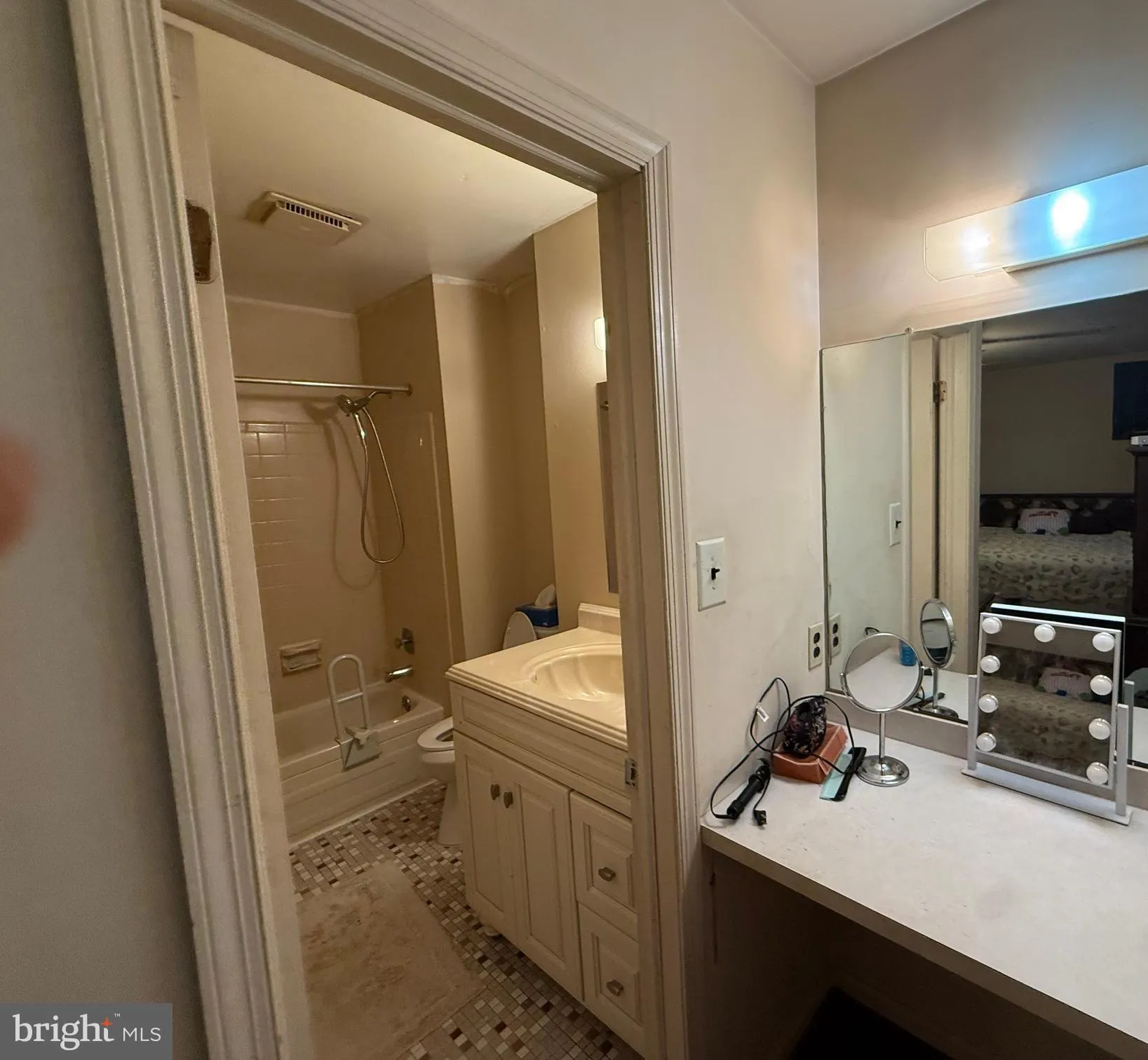 Woodbury, New Jersey 08096, United States, 6 Bedrooms Bedrooms, ,4 BathroomsBathrooms,Residential,Active,189200