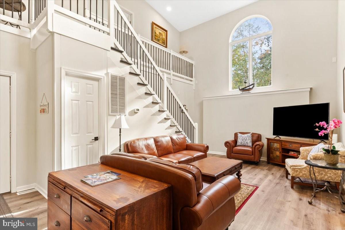 517 W RIVERSIDE DRIVE