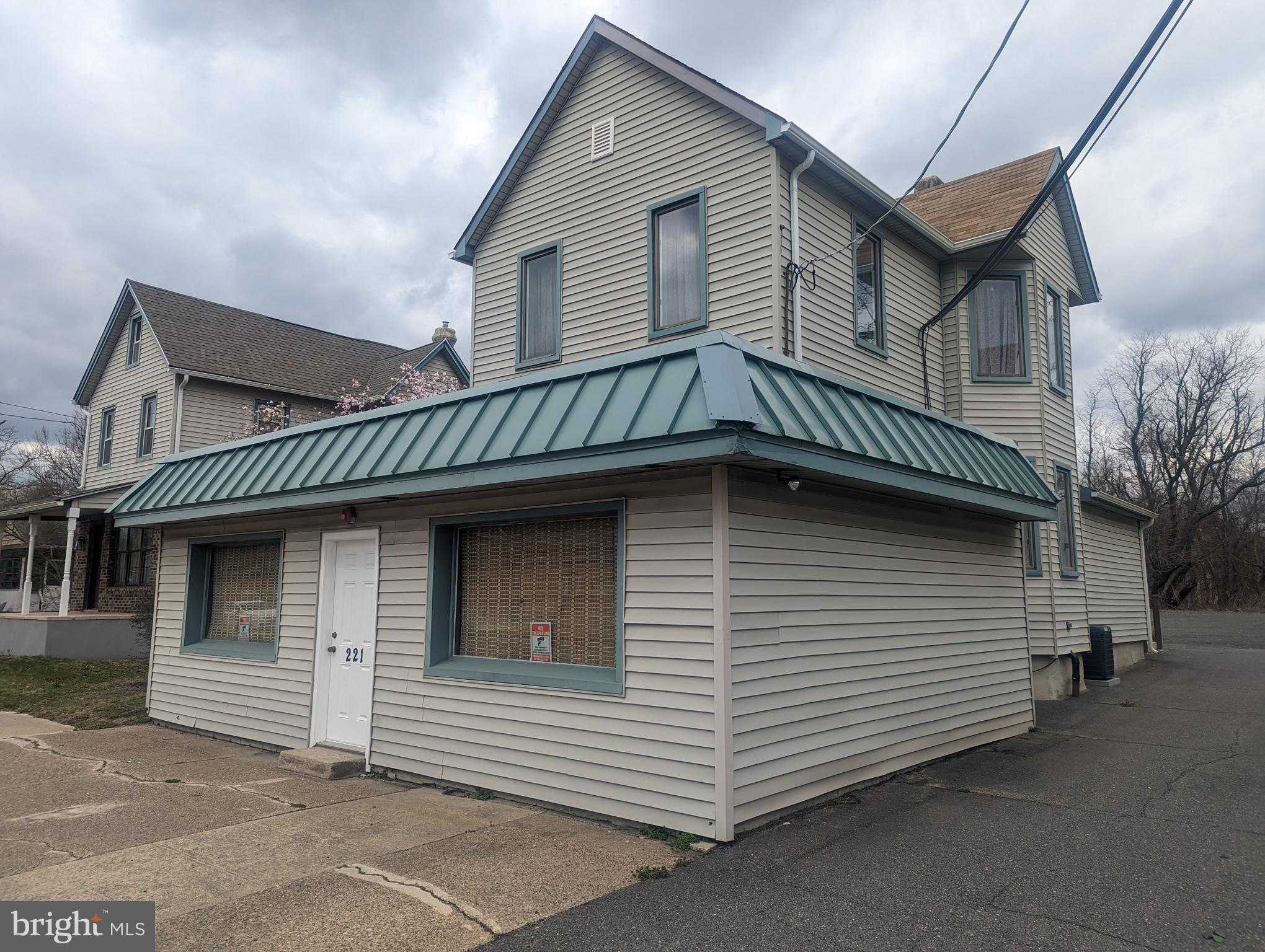 221 WHITE HORSE PIKE