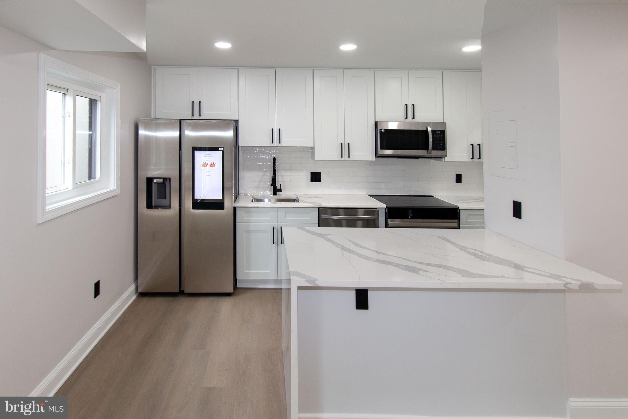 Photo 1 of 20 — 3320 S 28TH STREET 402, ALEXANDRIA, VA 22302