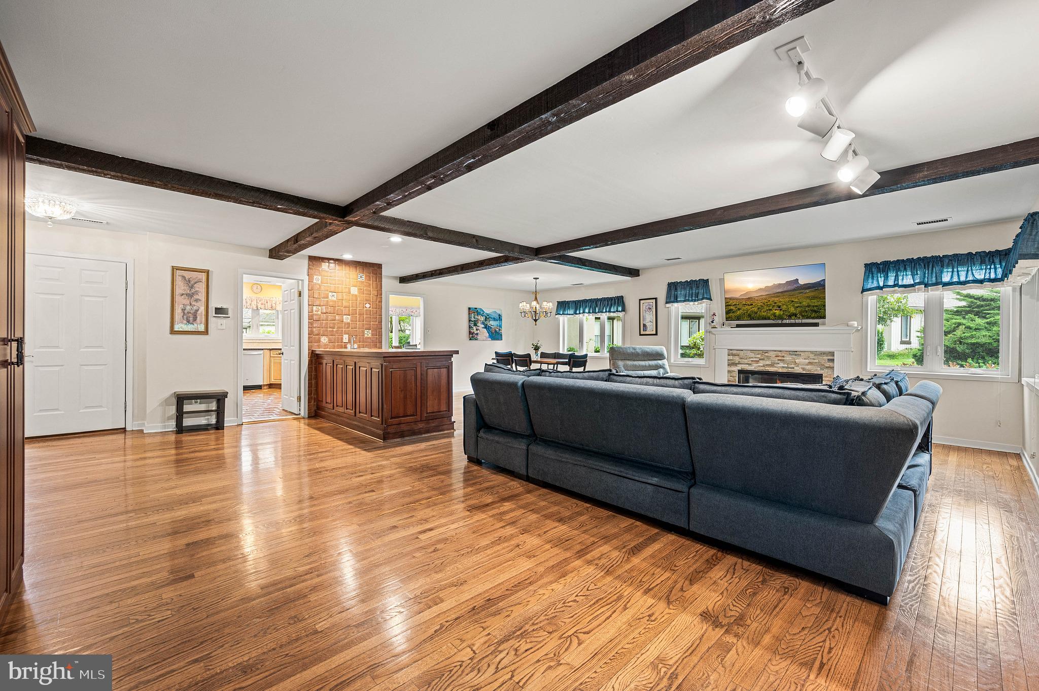 353 DEVON WAY 353