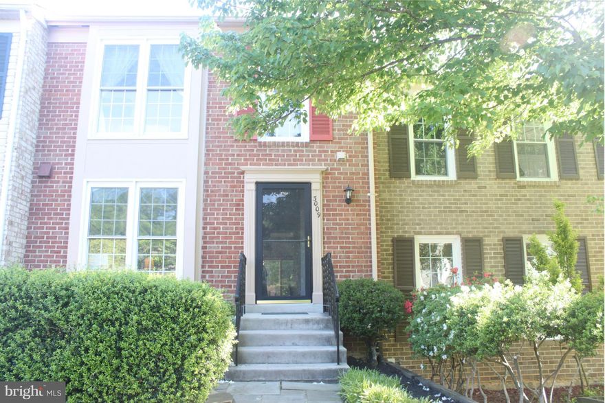 Very nice three level townhome in Lake Ridge. Tenant occupied until end of month so please call first before showing. Pictures after tenant moves out and new carpet instaled throughout. Pets case by case.