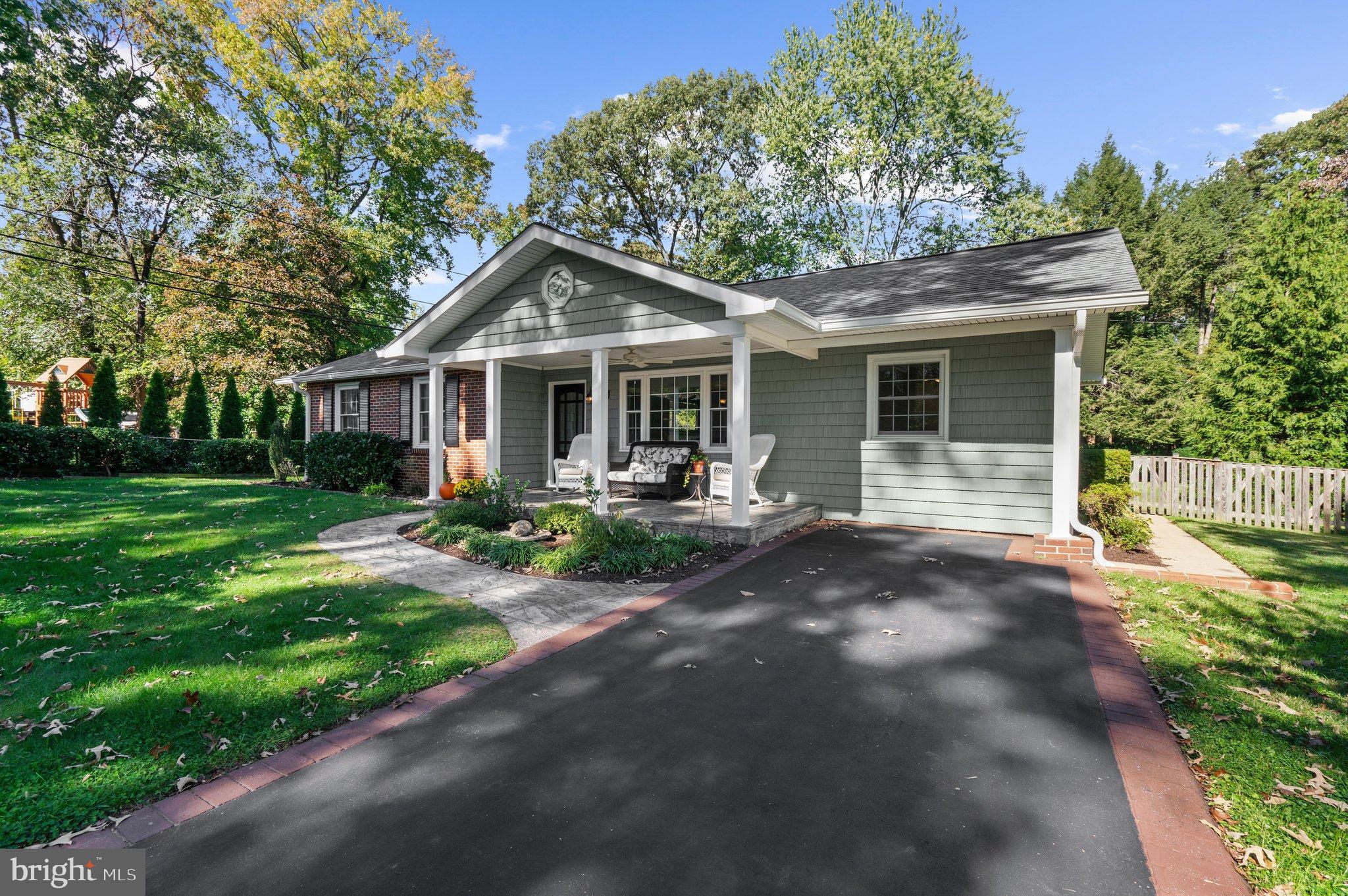 4 LYNHAVEN COURT