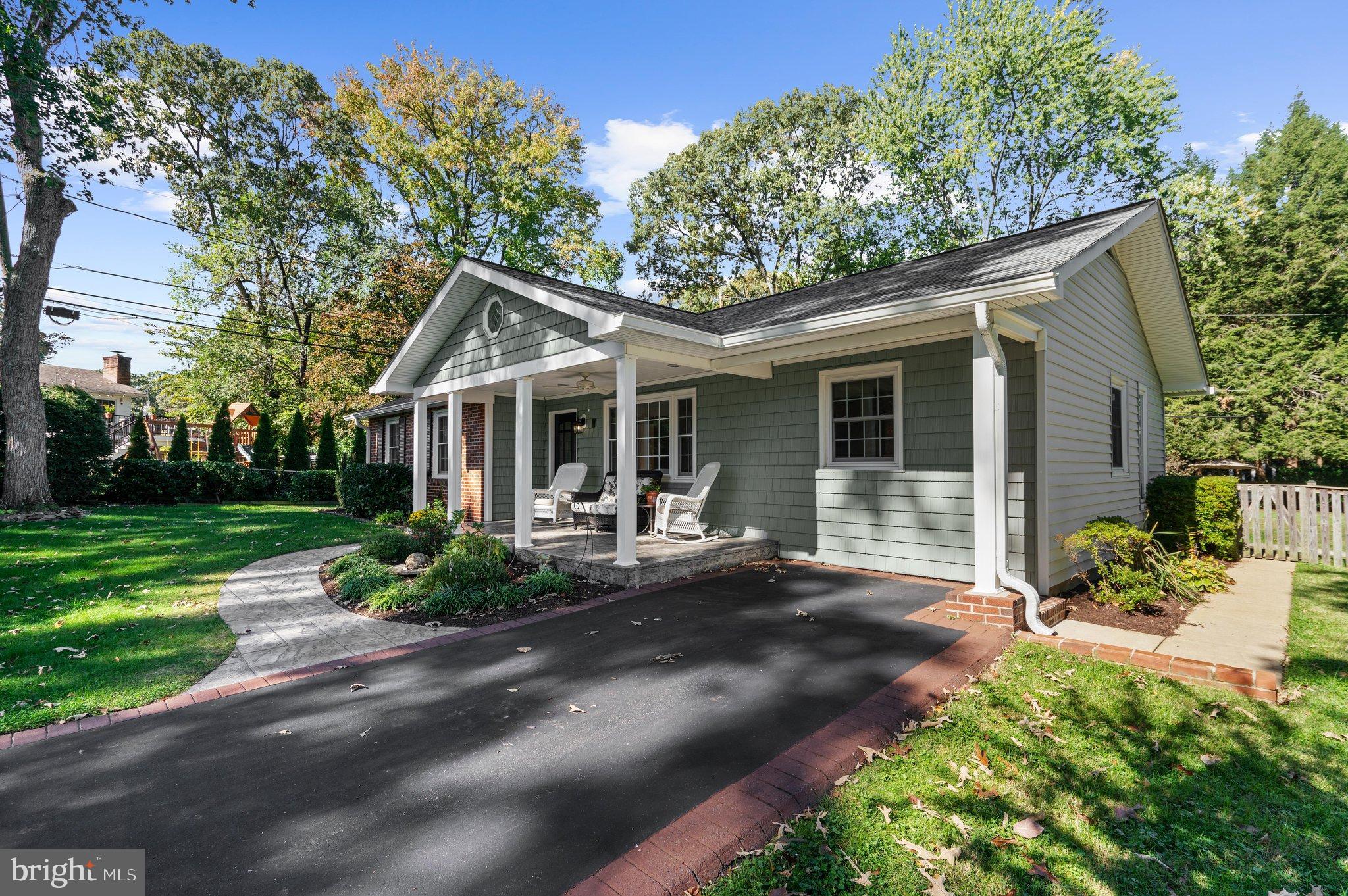 4 LYNHAVEN COURT
