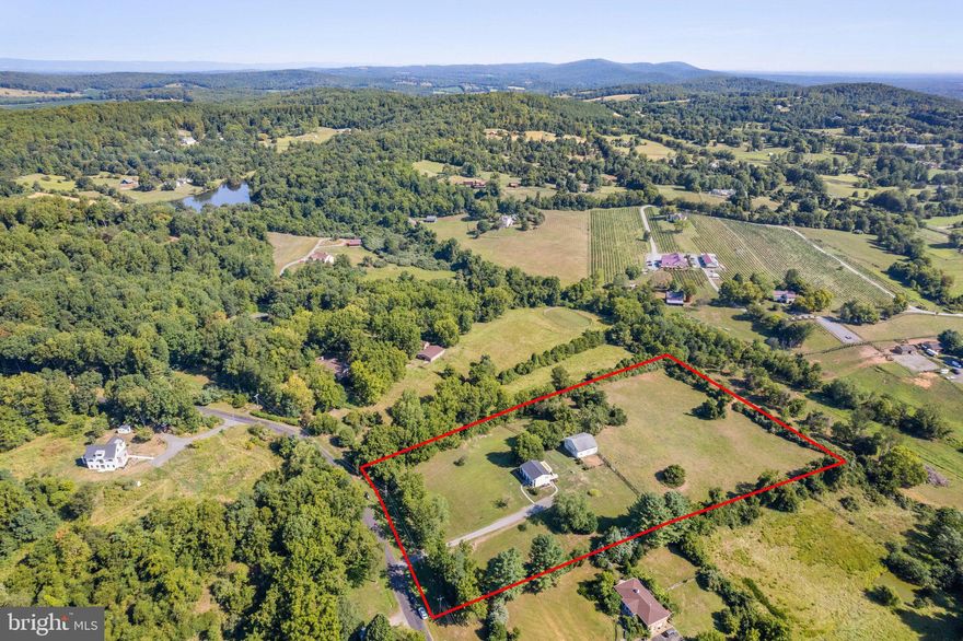 Location? View? Lot? Barn? Fences? Yes! Approx 2084 SF of lovely living space!

Lovely, well remodeled and tastefully finished split lives very effectively and efficiently.  The barn is an excellent addition here for horses, storage or whatever your imagination may conjure. Valley Green Subdivision also enjoys access to bridle trails. This particular house enjoys terrific proximity to Pearmund Winery and a nice, long view of the hills.