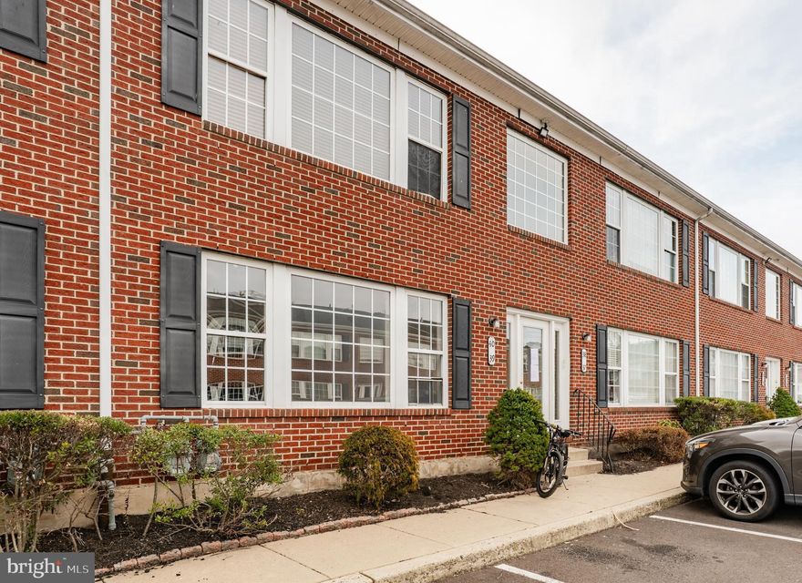 Beautiful, Open floor plan, First floor unit!! 2 bedroom 2 bath - Single level living.
Gorgeous Hardwood floors through-out living area. Freshly Painted. 
Washer and dryer in unit! Spacious closets! Sliders to Patio. Convenient to public transportation. Conveniently located near multiple shopping centers and a variety of restaurants. Move in ready!!!