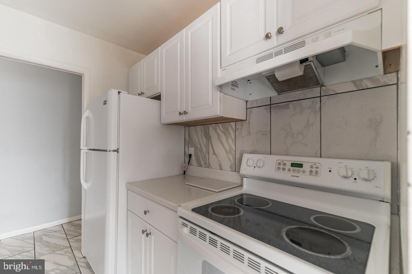 SUMMERTREE - Residential Lease