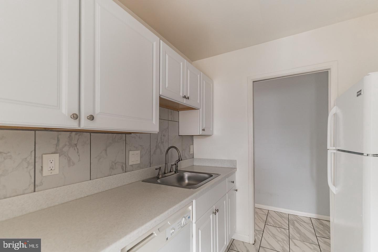 SUMMERTREE - Residential Lease