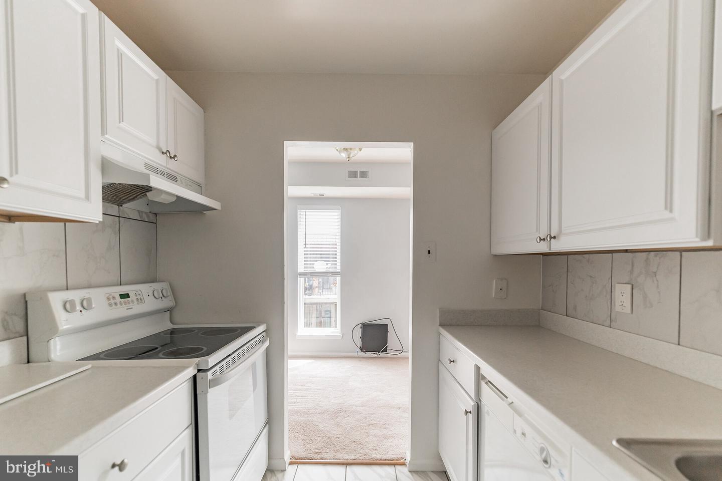 SUMMERTREE - Residential Lease