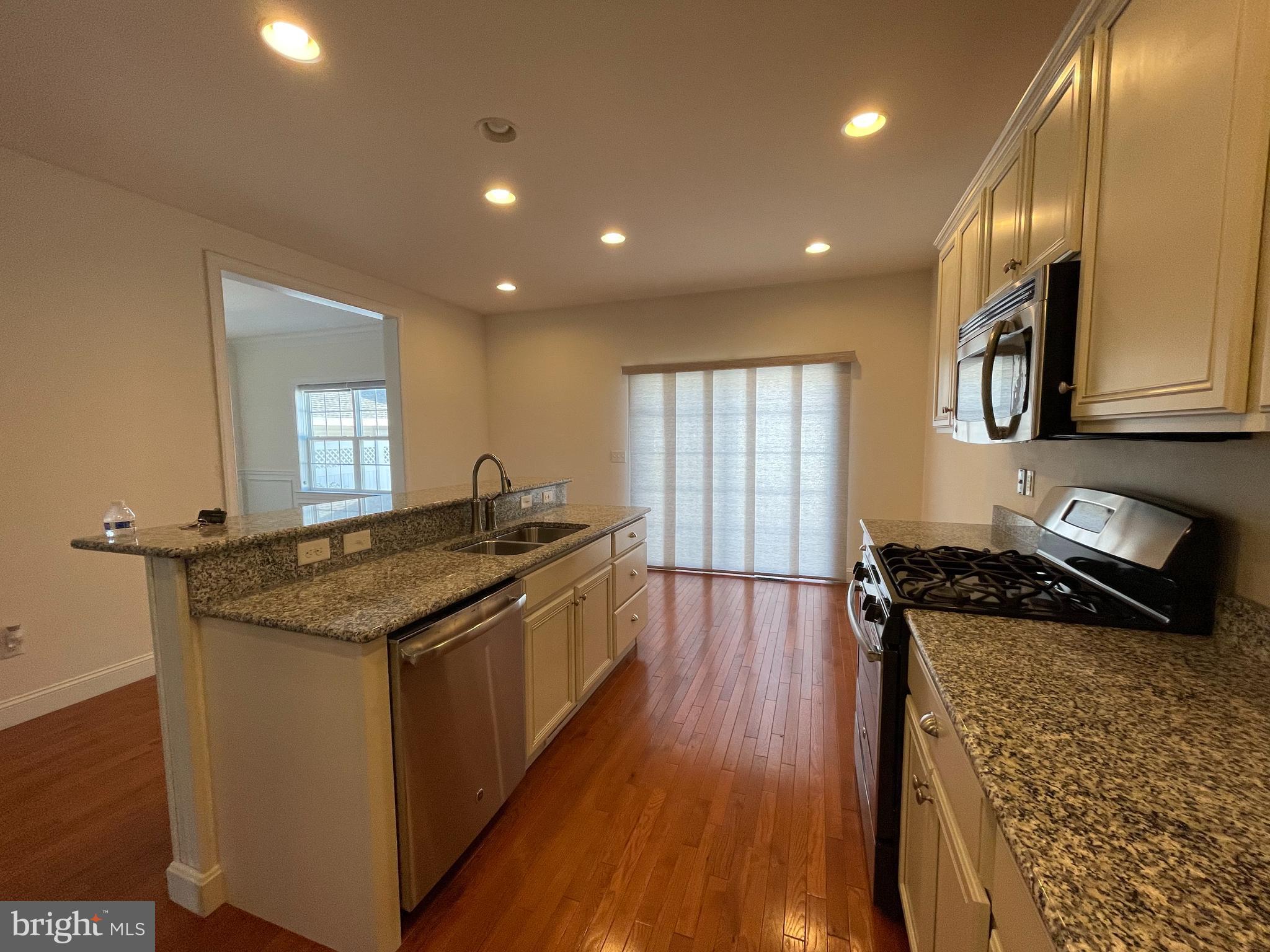 JAMESTOWN SQUARE - Residential Lease