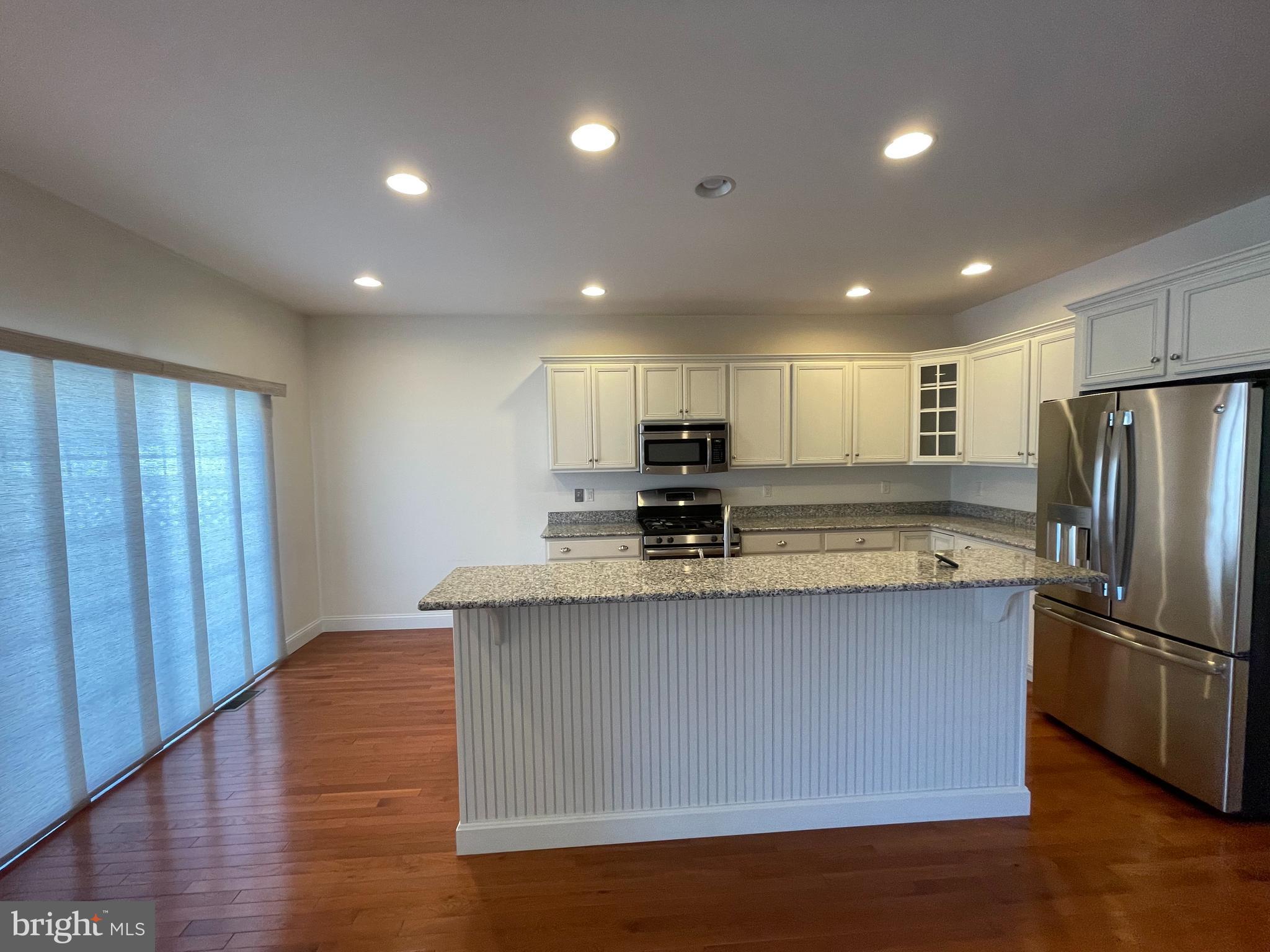 JAMESTOWN SQUARE - Residential Lease