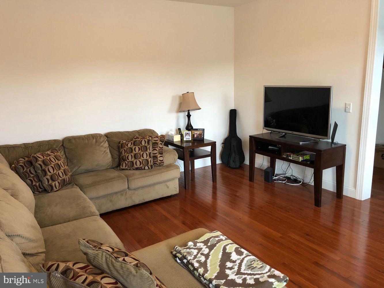 JAMESTOWN SQUARE - Residential Lease