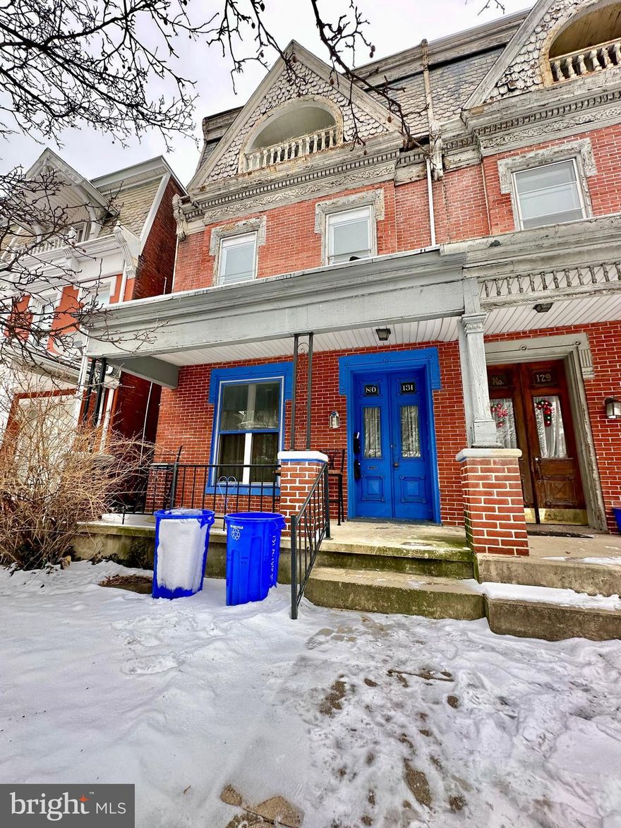 Welcome to this charming 2-unit building located in the heart of the city. This property offers a unique opportunity for both homeownership and investment. The building consists of two well-maintained units which presents a fantastic opportunity for both homeowners and investors alike.
Unit 1 is a cozy and efficient 1-bedroom layout, providing an intimate and inviting space. While Unit 2, the larger of the two, boasts an expansive 3-bedroom layout.
Conveniently located near public transportation and a short walk to the capital, schedule your showing today.