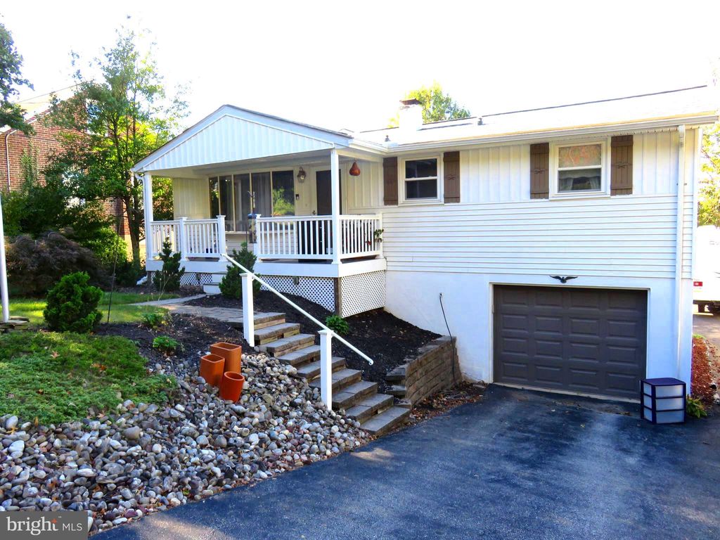 Photo of 441 Woodland View Drive, YORK, PA 17406 (MLS # PAYK2091968)
