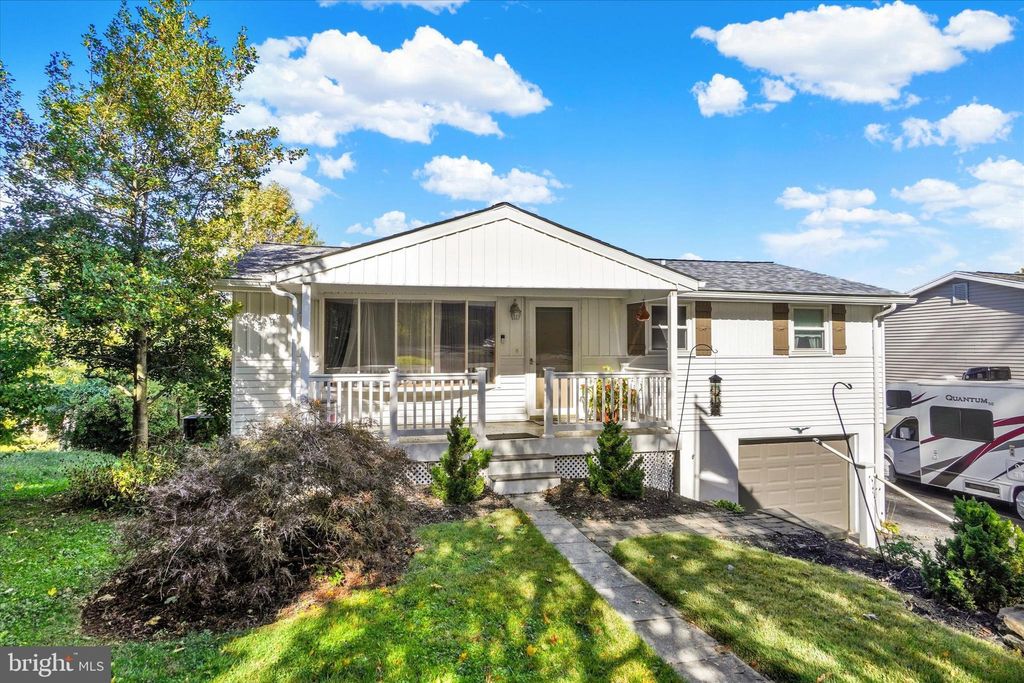 Photo of 441 Woodland View Drive, YORK, PA 17406 (MLS # PAYK2091968)