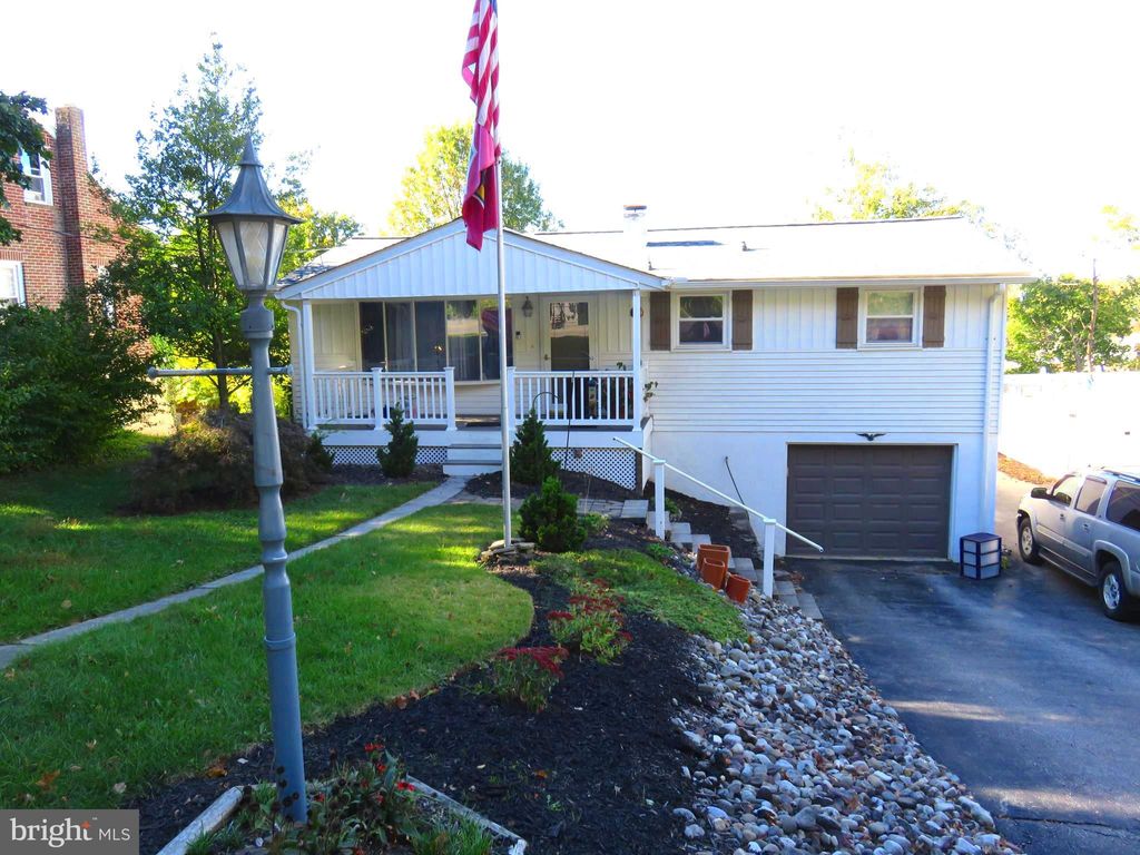 Photo of 441 Woodland View Drive, YORK, PA 17406 (MLS # PAYK2091968)