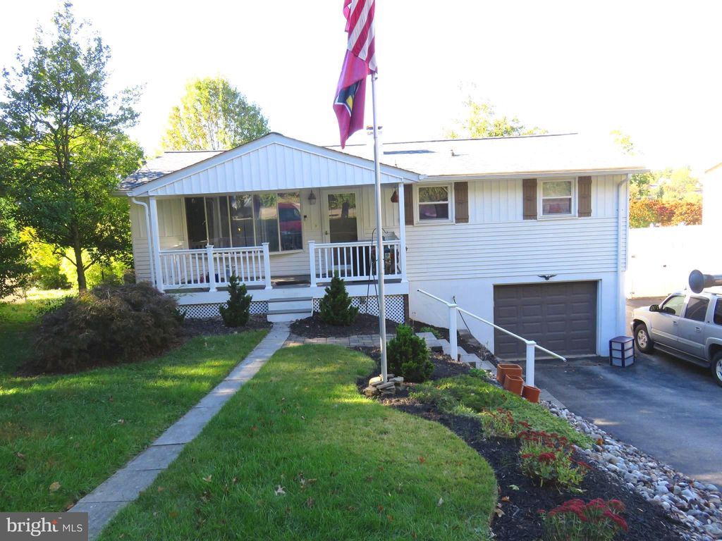 Photo of 441 Woodland View Drive, YORK, PA 17406 (MLS # PAYK2091968)