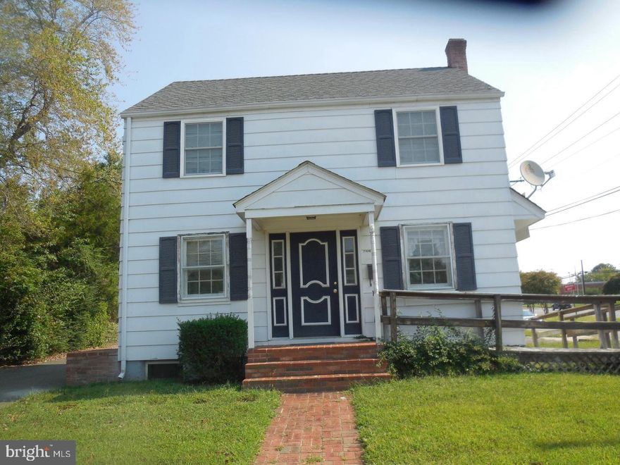 This is a one bedroom walk up apartment. Owner requires minimum 650 credit score.  Entrance is on the side of the building.