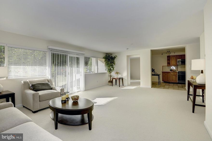 FANTASTIC HUGE, IMMACULATE 3BD/2BA UNIT,LOTS OF WINDOWS/LIGHT, BIG BALCONY. NORWOOD PRK AND CRESCENT TRAIL YOUR BACK YD--CLOSE IN BETHESDA, 10 MINUTE WALK TO  METRO, RESTAURANTS, SHOPS ETC. MOVE-IN READY.BIKING.TENNIS, WALIKING. LAUNDRY ON FLOOR,WALK-IN CLOSET. PET FRIENDLY, DESIG-PARKING. MUST SEE!!