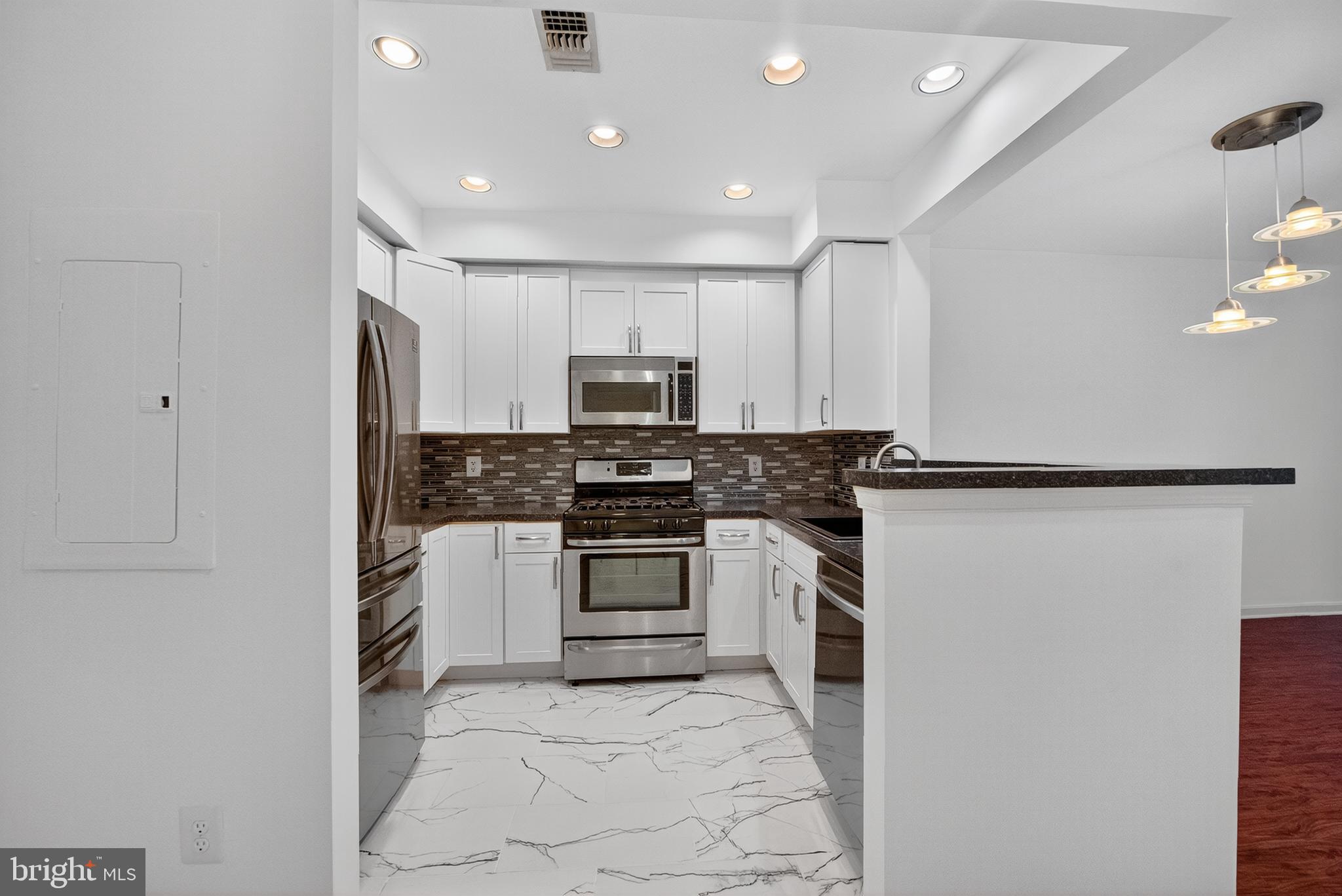 STRATFORD COURT - Residential