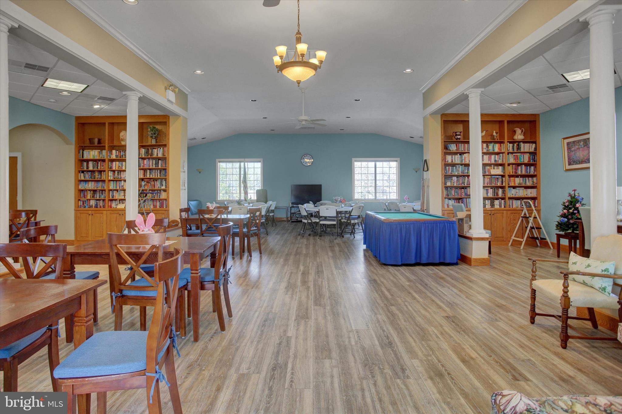 COUNTRY MANOR - Residential