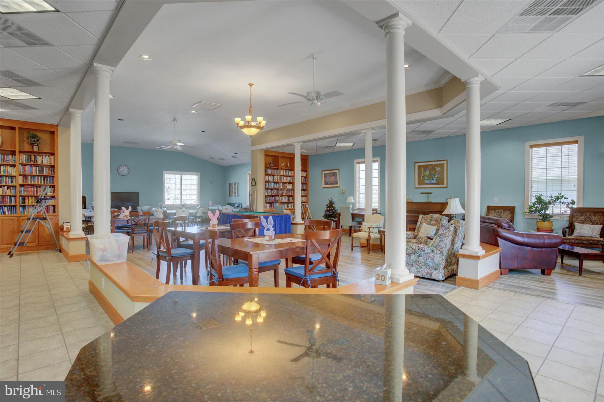 COUNTRY MANOR - Residential