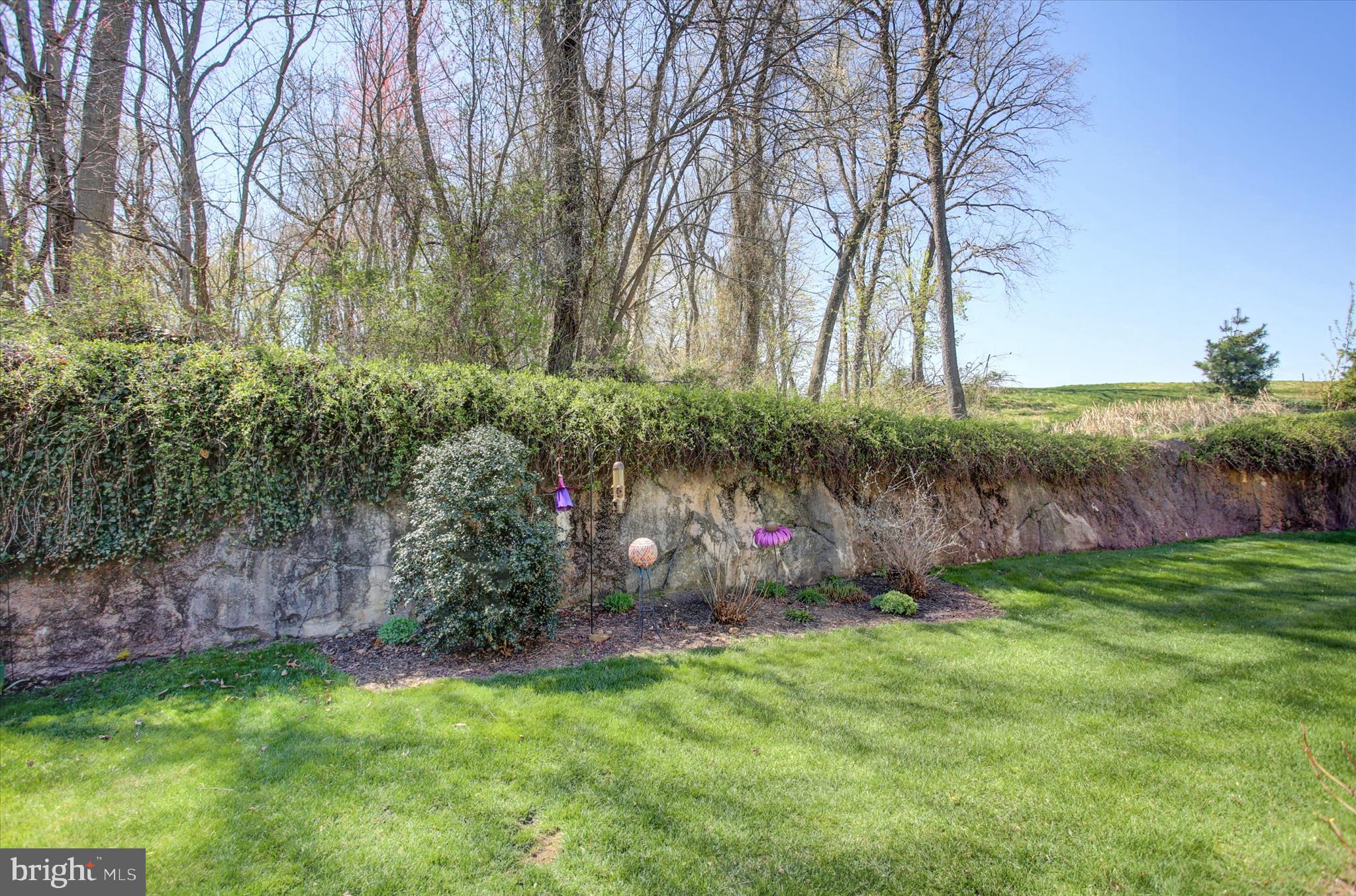 COUNTRY MANOR - Residential