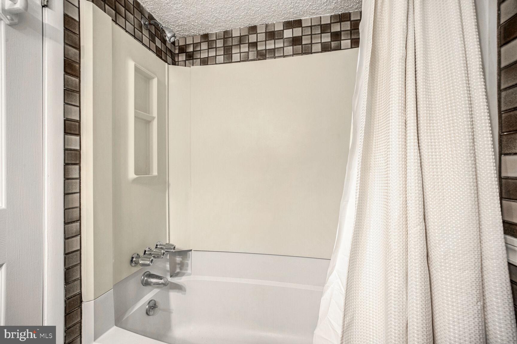 AMBERTOWNE - Residential Lease