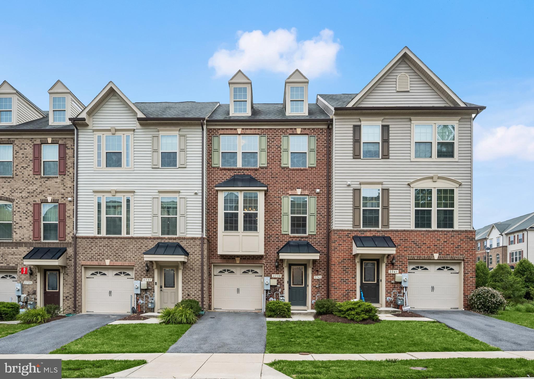 Beautiful brick-front townhome located in the sought after, amenity rich Parkside community boasts a bright, sun-filled open floor plan that includes spacious living and dining areas. The chef’s kitchen features a center island breakfast bar, granite countertops, rich wood cabinetry, and stainless steel appliances, with easy access to the expansive deck, perfect for outdoor dining and entertaining. The generous primary bedroom suite offers a walk-in closet and a luxurious en suite bathroom with a granite dual vanity, soaking tub, and separate shower. Two additional bedrooms, a full bathroom, and a convenient laundry room complete the upper level. The walkout lower level includes a comfortable family room with access to the patio, plus a storage area and direct entry to the garage. Enjoy fantastic community amenities including a clubhouse, swimming pool, and tot lot. Ideally located close to shopping, dining, entertainment options, and major commuter routes for added convenience. Please note: photos depicting furniture have utilized virtual staging.