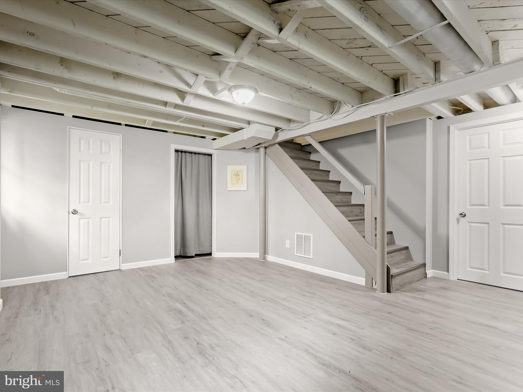 COLONIAL VILLAGE - Residential